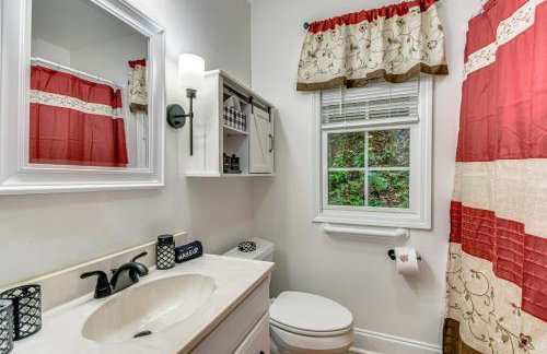 Enchanting Creekside Cottage with Hot Tub - Foto 14