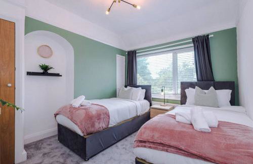 Classic 4 Bedroom House in Wirral with WiFi & Parking Sleeps 9 by PureStay - Foto 41