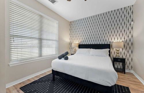 Luxurious Home with Huge Pool - Photo 32