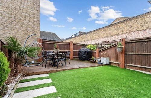 Spacious and Elegant Home with a Beautiful Garden - Foto 19