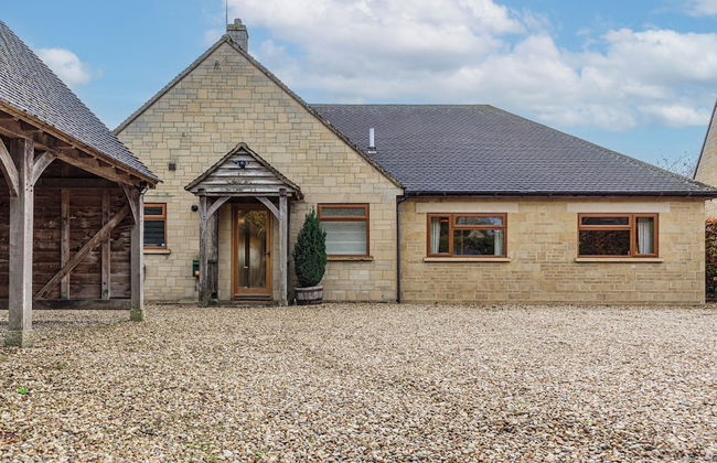 Charming 3BD Cotswolds Family Retreat - Photo 33