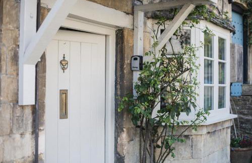 Gleneda Cottage - a renovated, traditional Cotswold cottage full of charm with fireplace and garden - Photo 44