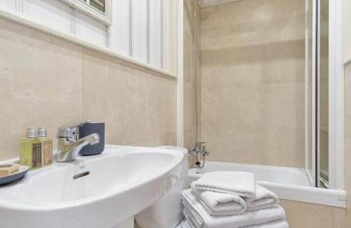 Elegant 3-Bedroom Apartment in Exclusive Barrio Salamanca Stylish & Spacious - Photo 14