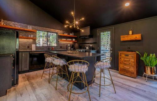 Modern Forest Cabin with Hot Tub, Screened Porch & Resort Access Near Hedgesville, WV - Foto 6