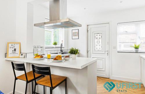 Ideal 4BR Home - Near City Hospital, Sherwood, Clinton Market, QMC & City Centre - Sleeps 8 - Foto 7