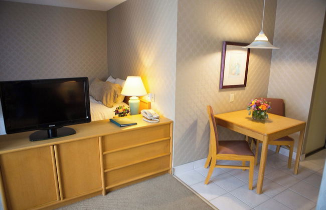 Cartier Place Suite Hotel - Photo 5