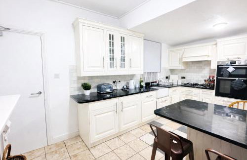 landvue stays, The Colchester town White House 4 bed 2 bath! - Foto 4