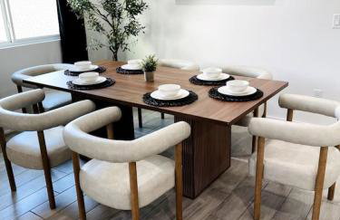 Stylish Retreat - Close to Downtown - Open Layout - Foto 2