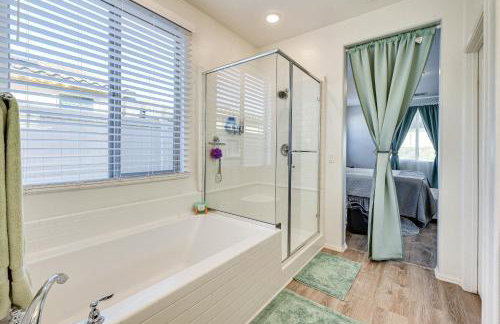 Patio and Yard Luxe Beaumont Getaway! - Foto 14