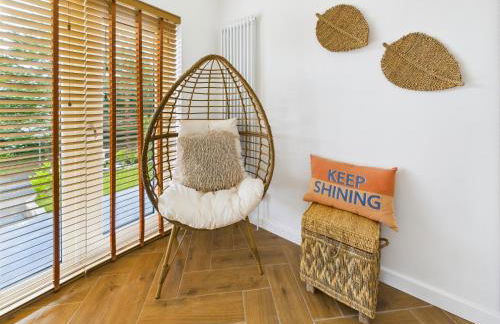 5-Bed Retreat with Hot Tub, Garden & Relaxing Views - Foto 9