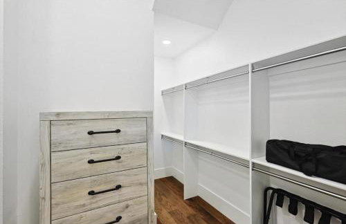 3-BD Luxury Living w Rooftop Garden Views - Photo 18