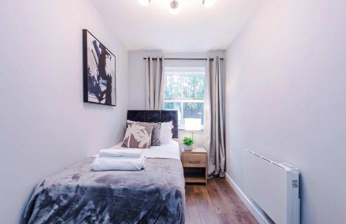 Long Stays Offers , New 2 Bed APT , Sleeps 3 , Wigan , Perfect for Relocations , Contractors , Families - Photo 37