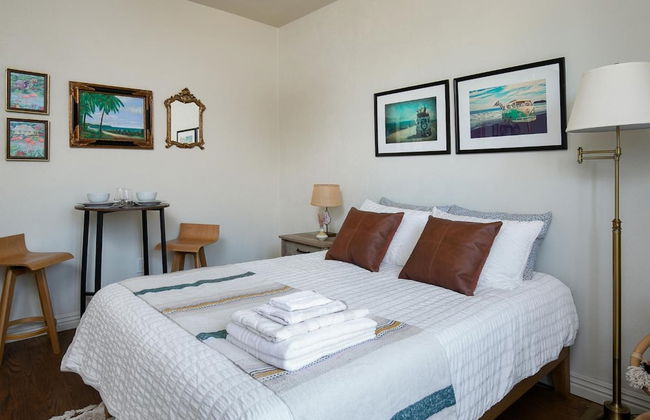 Beautiful Studio Near Hollywood! Sleeps 2! - Photo 10