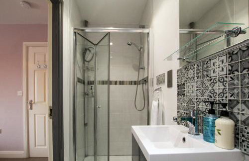 Modern 3-Bedroom Home in Quiet Cul-de-Sac w Parking by Rework Accommodation - Foto 30