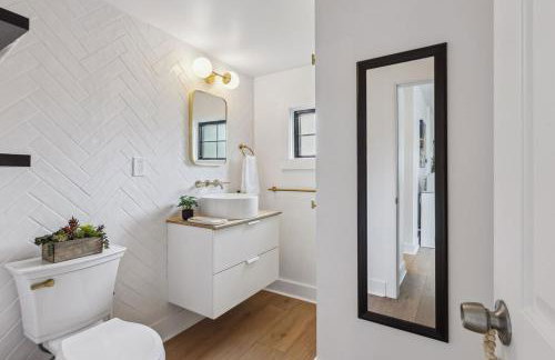 Luxury Olivewood Oasis - 13 mins to Cleveland - Foto 44