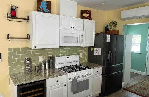 Bayside Bungalow-Updated Home Near the Bay & Beach - Foto 7