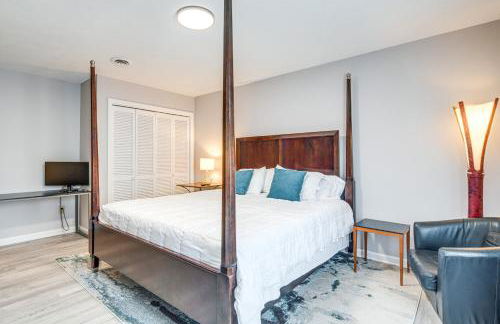 Walk to Main St Hendersonville Chic Home with Yard - Foto 14