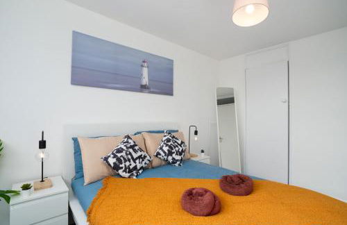 Spacious - 3 Bed - Free Parking - by Holiday Homes - Foto 3