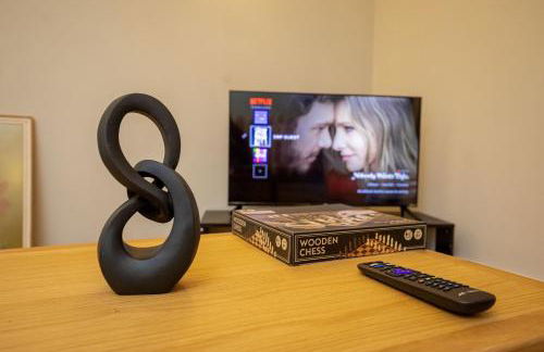 Modern Spacious 2 Bed Apartment Wolverhampton with Free Secure Parking - Photo 5