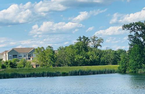 Peaceful Luxury 3 beds*Lake*Kitchen*LaundryMetro - Foto 28