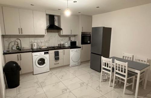 Lovely Hillingdon Family Holiday Home - 6 bedrooms - Foto 21