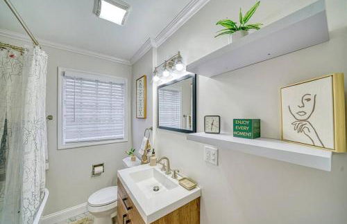 Beautiful Modern home with all year use HOT TUB, Pool table, Game room, & Propane fire pit!! - Foto 35