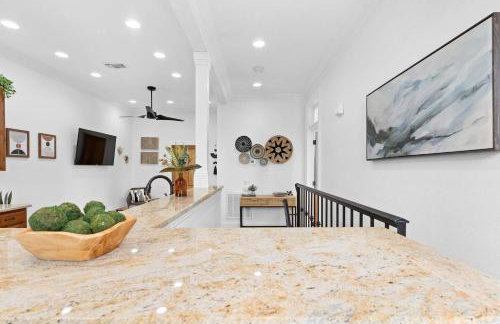 Chic 2BR retreat near French Quarter - Photo 13