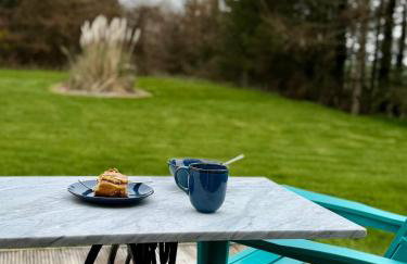 Forest Path luxury Studio Apartment with large bedroom bathroom and sauna Sleeps up to 4 - Photo 11