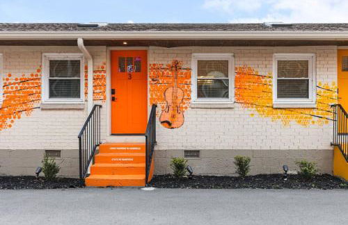 Vibrant Neon Condo Near Restaurants, Coffee and Bars - Foto 6