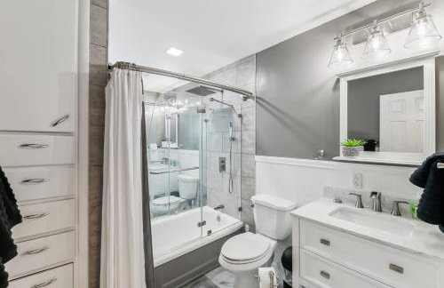 Cozy 3BR Home with BBQ Patio & Gym Near Downtown - Foto 23