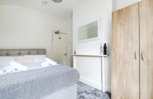 Solace Nights - Large Modern House - 4 Bedrooms - Near M6 & Spaghetti Junction - Fast WiFi - Netflix - Photo 29