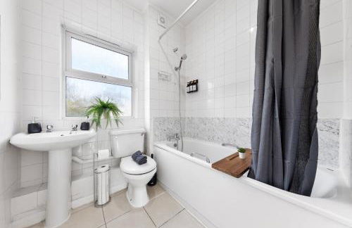 Cozylease 3 Bedroom Canary Wharf Family,Workcation, Fast WiFi, Workspace,1 stop to City - Photo 44