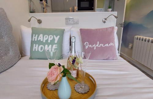 The Snug - Cosy Retreat for Two - Photo 15