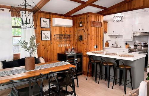 Stylish and Cozy Cabin, Walking Distance to Big Bass Lake - Foto 11