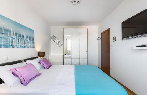 Bačvice - 2 BR , terrace,3 air conditioners, parking,elevator 3 minutes to the beach - Photo 15