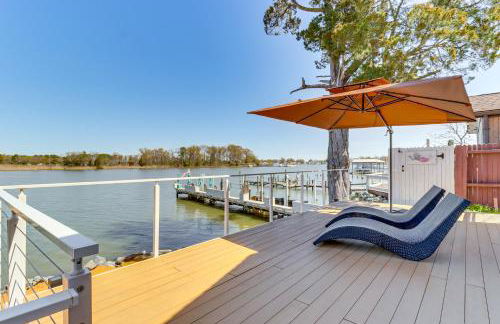 Waterfront Colonial Beach Studio with Boat Dock! - Foto 1