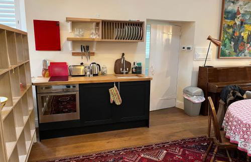 Charming Old Schoolroom - Photo 10