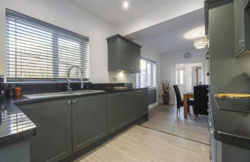 Beautiful 3-Bed Home with Hot Tub in Ross-on-Wye - Photo 3