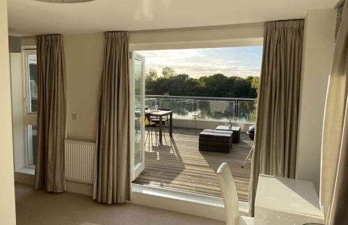 HM111 Penthouse Apartment with Lake View & free Spa Access- Lower Mill Estate Cotswolds - Foto 15