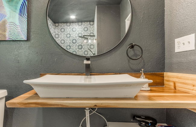 2BR Stylish Retreat in Midtown - Photo 24