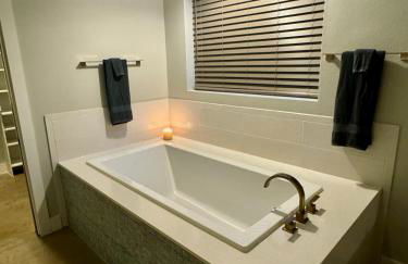 Upscale Modern Hill Country Home! Has it ALL! - Foto 70