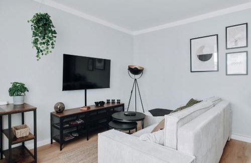 NASA Homes ruhiges Apartment WLAN Arbeitsplatz Balkon Hotelbetten - Foto 23