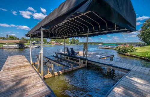 6BR Lakefront Private Dock & Bonfire Sleeps 12 - Foto 51