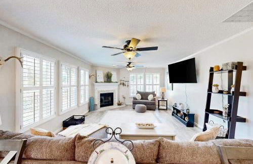 Renovated Retreat with Private Pool and Hot Tub - Photo 5