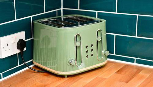 Stylish 3 Bed Home with Parking! - Photo 5