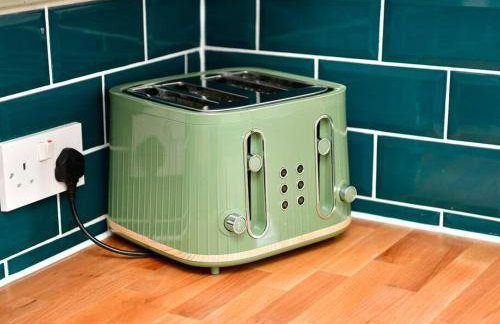 Stylish 3 Bed Home with Parking! - Photo 5