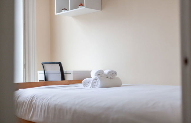 Spacious 3-bed flat by popular Waterloo - Photo 2