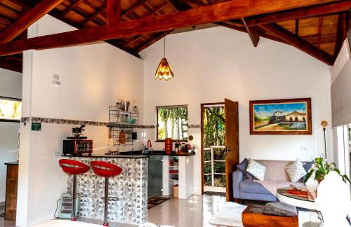 Chalé Canto do Galo 1 - Hidro da Jacuzzi, Lareira Ecológica, Cozinha Completa, Wi-Fi 80mbps, próximo a comércio local e relaxando ao som do riacho - Photo 27