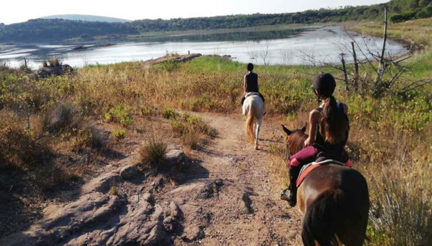 Disfrutando del paseo a caballo por el lago Baratz