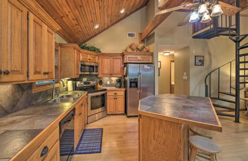 Waterfront Lake Dardanelle Home with Dock and Fire Pit - Foto 8